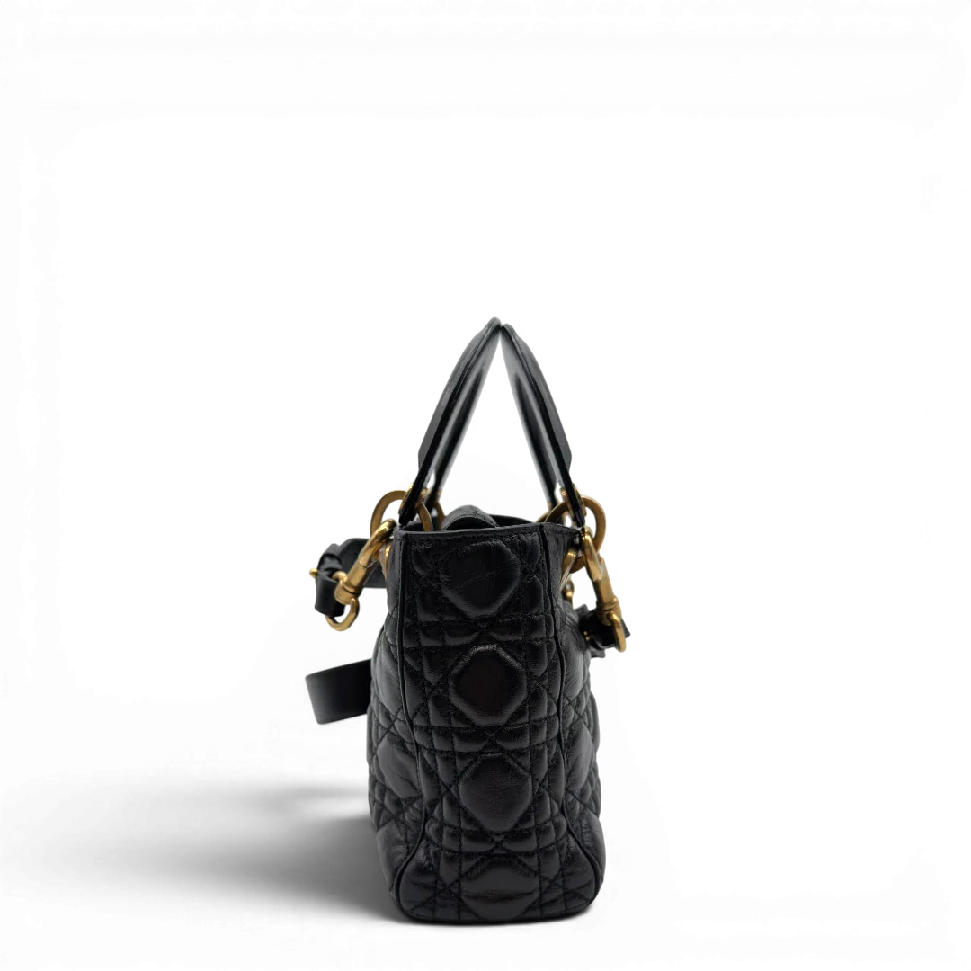 https://cdn.shopify.com/s/files/1/0564/9376/8855/files/Dior_Handtasche_Lady_Dior_medium_aus_Lammleder_schwarz_vintage8406.webp?v=1780486575