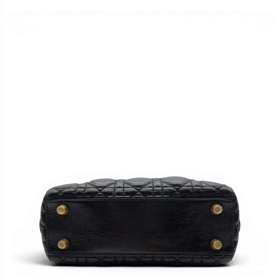 https://cdn.shopify.com/s/files/1/0564/9376/8855/files/Dior_Handtasche_Lady_Dior_medium_aus_Lammleder_schwarz_vintage8407.webp?v=1780486575