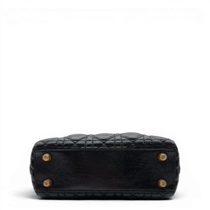https://cdn.shopify.com/s/files/1/0564/9376/8855/files/Dior_Handtasche_Lady_Dior_medium_aus_Lammleder_schwarz_vintage8407.webp?v=1780486575