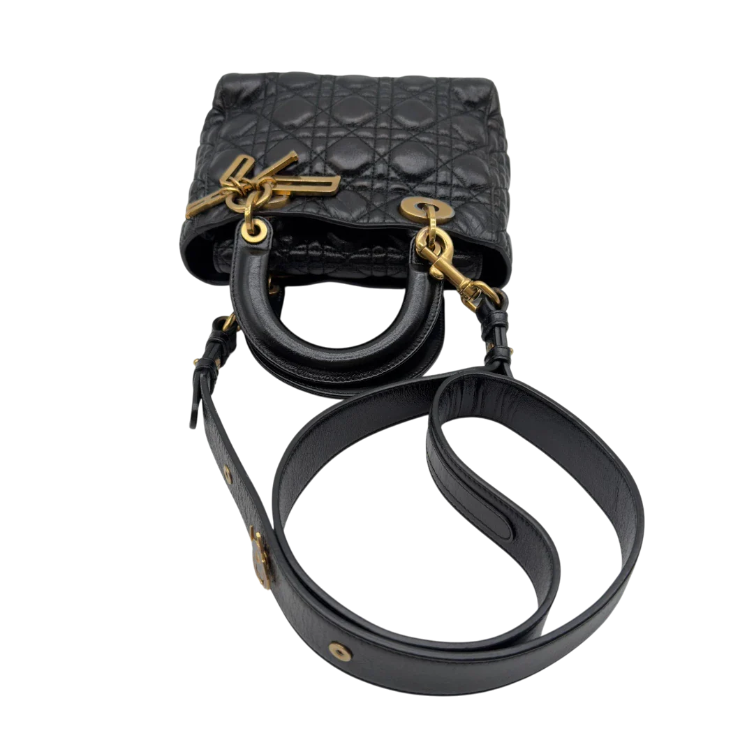 https://cdn.shopify.com/s/files/1/0564/9376/8855/files/Dior_Handtasche_Lady_Dior_medium_aus_Lammleder_schwarz_vintage8412.webp?v=1780486575