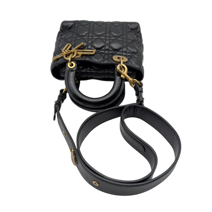 https://cdn.shopify.com/s/files/1/0564/9376/8855/files/Dior_Handtasche_Lady_Dior_medium_aus_Lammleder_schwarz_vintage8412.webp?v=1780486575