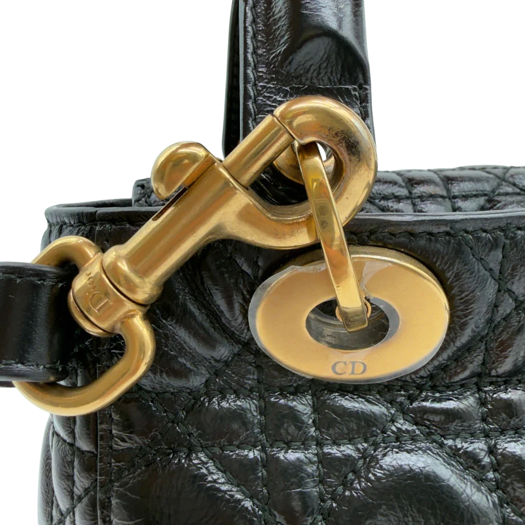 https://cdn.shopify.com/s/files/1/0564/9376/8855/files/Dior_Handtasche_Lady_Dior_medium_aus_Lammleder_schwarz_vintage8415.webp?v=1780486576