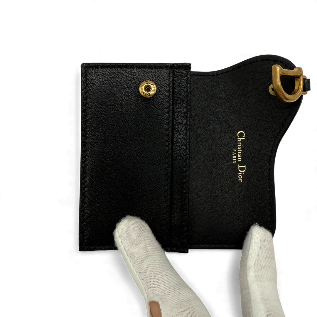 https://cdn.shopify.com/s/files/1/0564/9376/8855/files/Dior_Saddle_Bloom_Kartenetui_vintage_cardholder3521.webp?v=1763133933