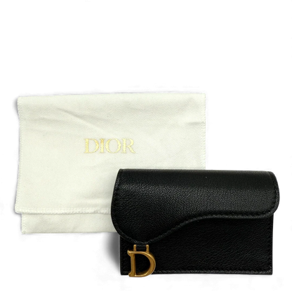 https://cdn.shopify.com/s/files/1/0564/9376/8855/files/Dior_Saddle_Bloom_Kartenetui_vintage_cardholder3528.webp?v=1763133933