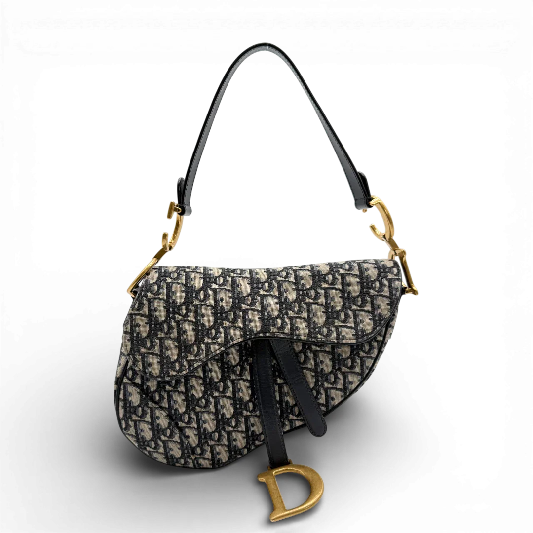 https://cdn.shopify.com/s/files/1/0564/9376/8855/files/Dior_Schultertasche_Saddle_bag_Oblique_Jacquard_beige___blau_vintage2571.webp?v=1773311869
