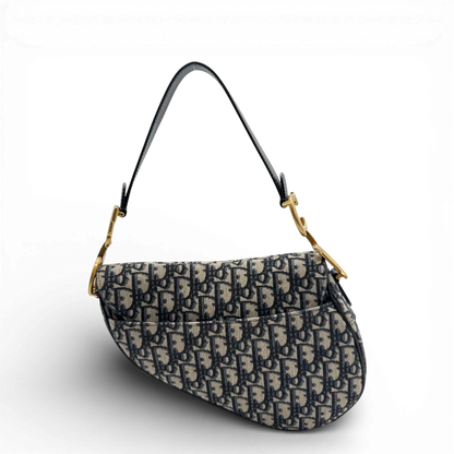 https://cdn.shopify.com/s/files/1/0564/9376/8855/files/Dior_Schultertasche_Saddle_bag_Oblique_Jacquard_beige___blau_vintage2572.webp?v=1773311998