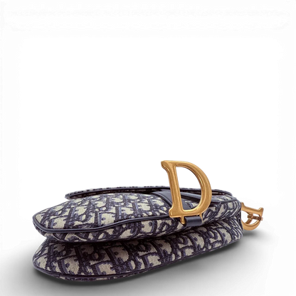 https://cdn.shopify.com/s/files/1/0564/9376/8855/files/Dior_Schultertasche_Saddle_bag_Oblique_Jacquard_beige___blau_vintage2577.webp?v=1773311998