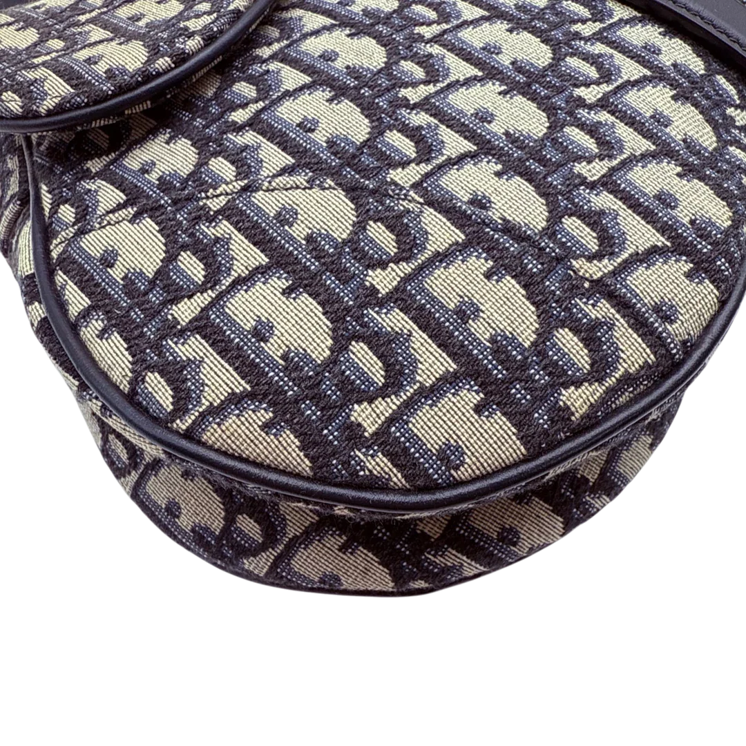 https://cdn.shopify.com/s/files/1/0564/9376/8855/files/Dior_Schultertasche_Saddle_bag_Oblique_Jacquard_beige___blau_vintage2578.webp?v=1773311998