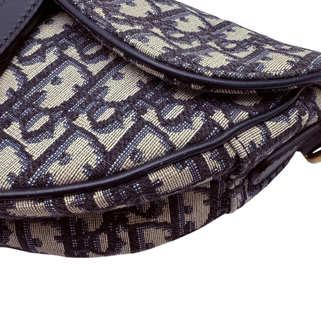 https://cdn.shopify.com/s/files/1/0564/9376/8855/files/Dior_Schultertasche_Saddle_bag_Oblique_Jacquard_beige___blau_vintage2579.webp?v=1773311998