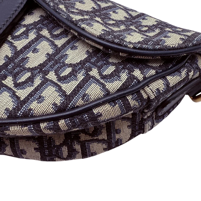 https://cdn.shopify.com/s/files/1/0564/9376/8855/files/Dior_Schultertasche_Saddle_bag_Oblique_Jacquard_beige___blau_vintage2579.webp?v=1773311998