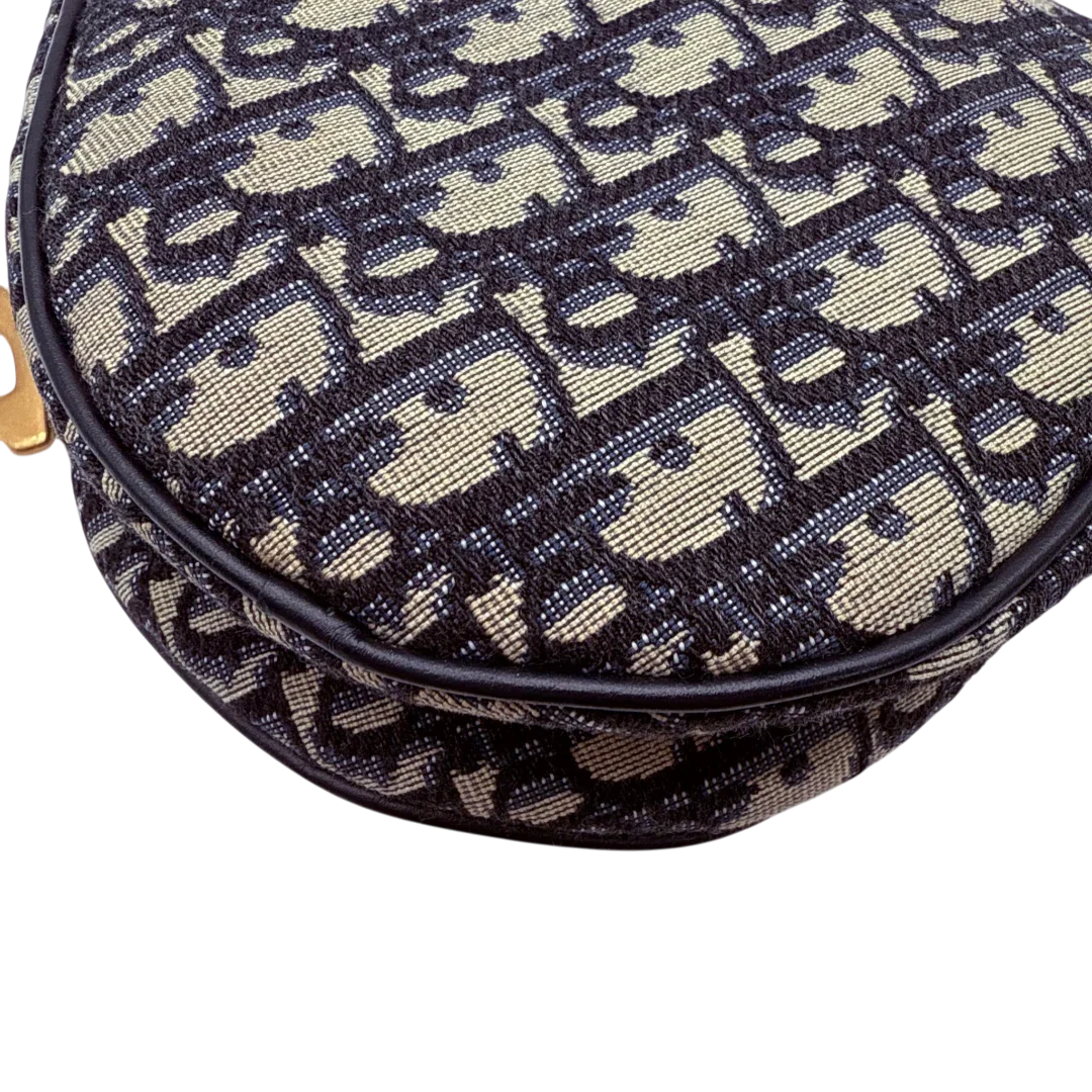 https://cdn.shopify.com/s/files/1/0564/9376/8855/files/Dior_Schultertasche_Saddle_bag_Oblique_Jacquard_beige___blau_vintage2580.webp?v=1773311998