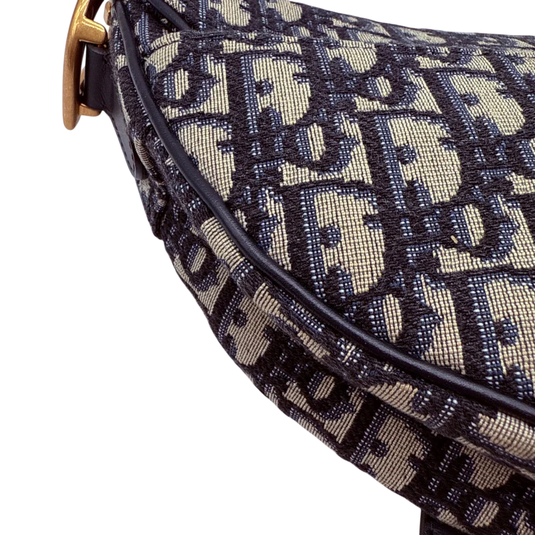https://cdn.shopify.com/s/files/1/0564/9376/8855/files/Dior_Schultertasche_Saddle_bag_Oblique_Jacquard_beige___blau_vintage2581.webp?v=1773311998