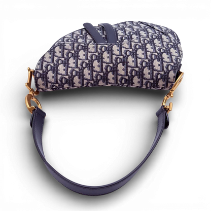 https://cdn.shopify.com/s/files/1/0564/9376/8855/files/Dior_Schultertasche_Saddle_bag_Oblique_Jacquard_beige___blau_vintage2582.webp?v=1773311998