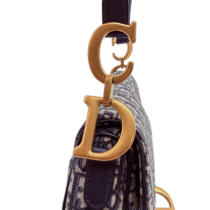 https://cdn.shopify.com/s/files/1/0564/9376/8855/files/Dior_Schultertasche_Saddle_bag_Oblique_Jacquard_beige___blau_vintage2583.webp?v=1773311998