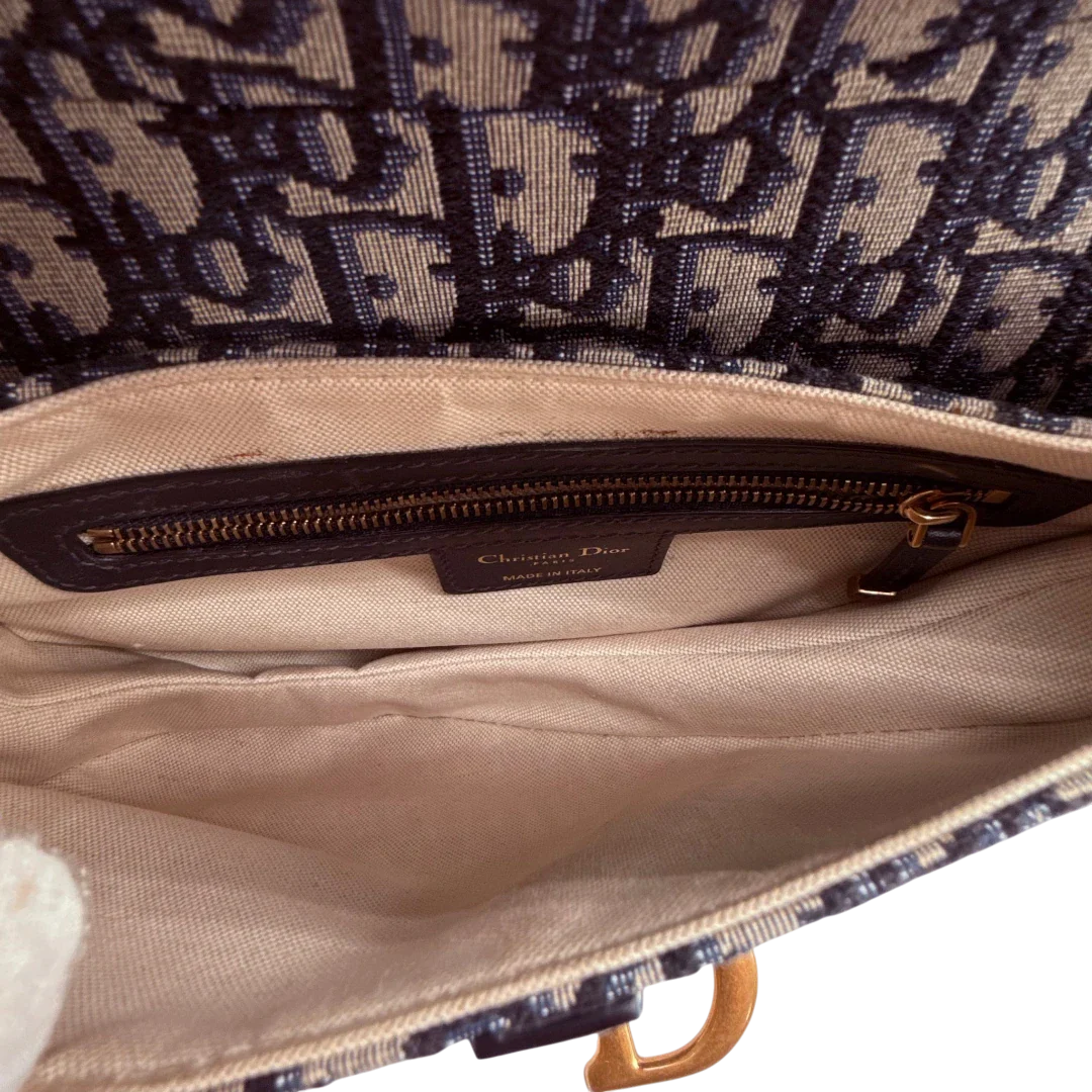 https://cdn.shopify.com/s/files/1/0564/9376/8855/files/Dior_Schultertasche_Saddle_bag_Oblique_Jacquard_beige___blau_vintage2584.webp?v=1773311998