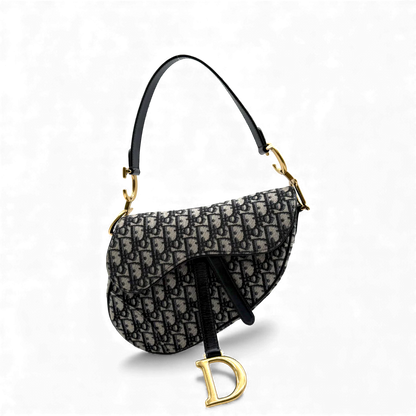 https://cdn.shopify.com/s/files/1/0564/9376/8855/files/Dior_Schultertasche_Saddle_bag_monogram_beige___blau_vintage_shoulder_bag4222.webp?v=1764852098