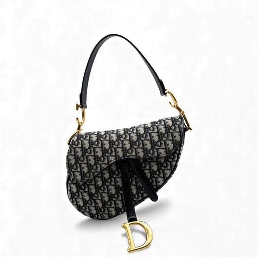 https://cdn.shopify.com/s/files/1/0564/9376/8855/files/Dior_Schultertasche_Saddle_bag_monogram_beige___blau_vintage_shoulder_bag4222.webp?v=1764852098