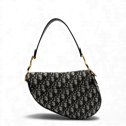 https://cdn.shopify.com/s/files/1/0564/9376/8855/files/Dior_Schultertasche_Saddle_bag_monogram_beige___blau_vintage_shoulder_bag4223.webp?v=1764852284