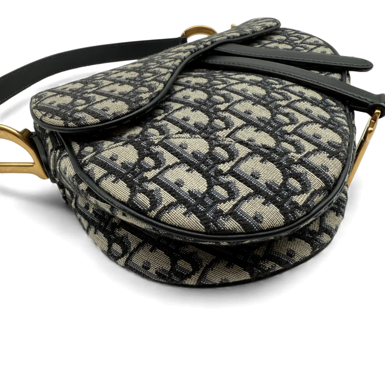 https://cdn.shopify.com/s/files/1/0564/9376/8855/files/Dior_Schultertasche_Saddle_bag_monogram_beige___blau_vintage_shoulder_bag4228.webp?v=1764852284