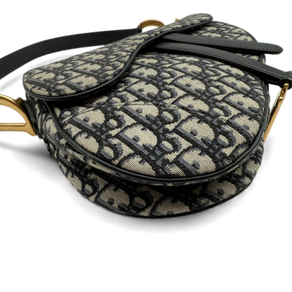 https://cdn.shopify.com/s/files/1/0564/9376/8855/files/Dior_Schultertasche_Saddle_bag_monogram_beige___blau_vintage_shoulder_bag4228.webp?v=1764852284