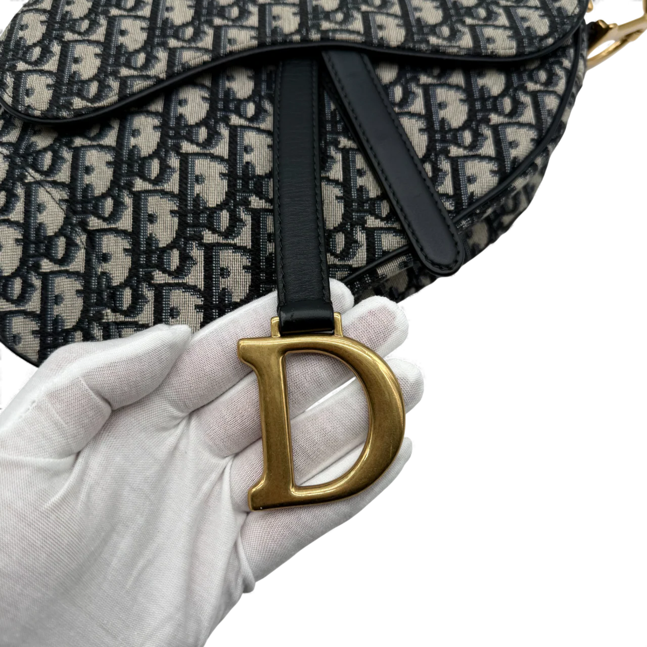 https://cdn.shopify.com/s/files/1/0564/9376/8855/files/Dior_Schultertasche_Saddle_bag_monogram_beige___blau_vintage_shoulder_bag4230.webp?v=1764852284