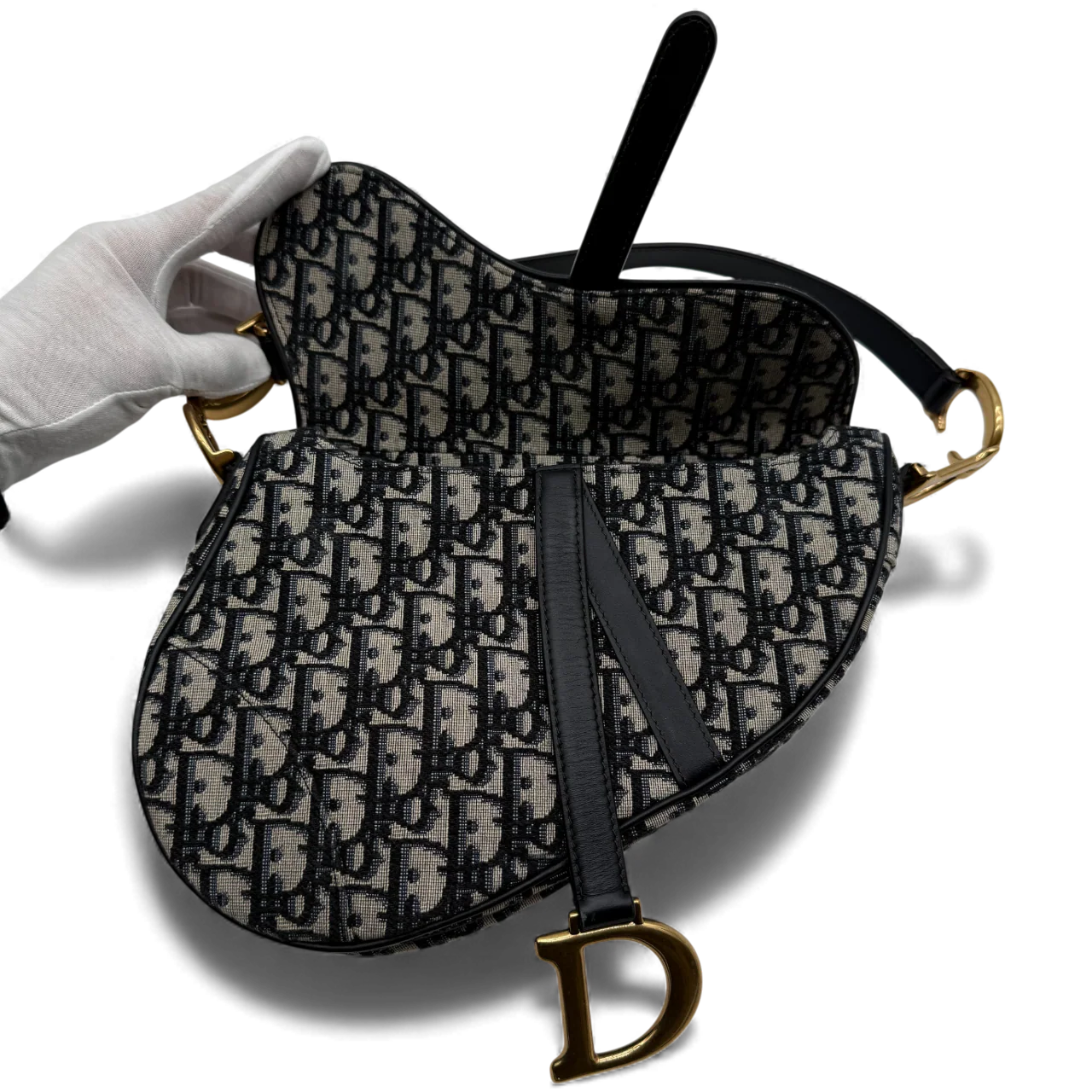 https://cdn.shopify.com/s/files/1/0564/9376/8855/files/Dior_Schultertasche_Saddle_bag_monogram_beige___blau_vintage_shoulder_bag4233.webp?v=1764852284