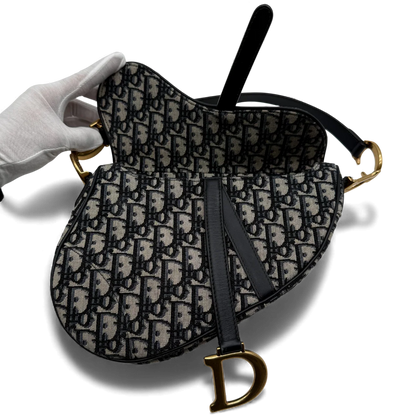https://cdn.shopify.com/s/files/1/0564/9376/8855/files/Dior_Schultertasche_Saddle_bag_monogram_beige___blau_vintage_shoulder_bag4233.webp?v=1764852284