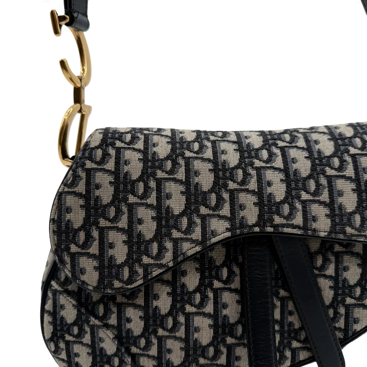 https://cdn.shopify.com/s/files/1/0564/9376/8855/files/Dior_Schultertasche_Saddle_bag_monogram_beige___blau_vintage_shoulder_bag4237.webp?v=1764852284