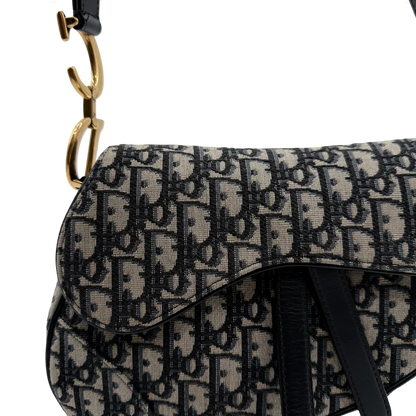 https://cdn.shopify.com/s/files/1/0564/9376/8855/files/Dior_Schultertasche_Saddle_bag_monogram_beige___blau_vintage_shoulder_bag4237.webp?v=1764852284