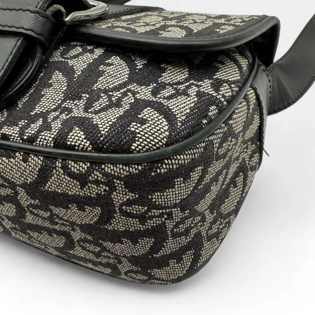 https://cdn.shopify.com/s/files/1/0564/9376/8855/files/Dior_Umhangetasche_mit_Schnallen_monogram_beige___schwarz_vintage_designer_crossbody7318.webp?v=1756379694