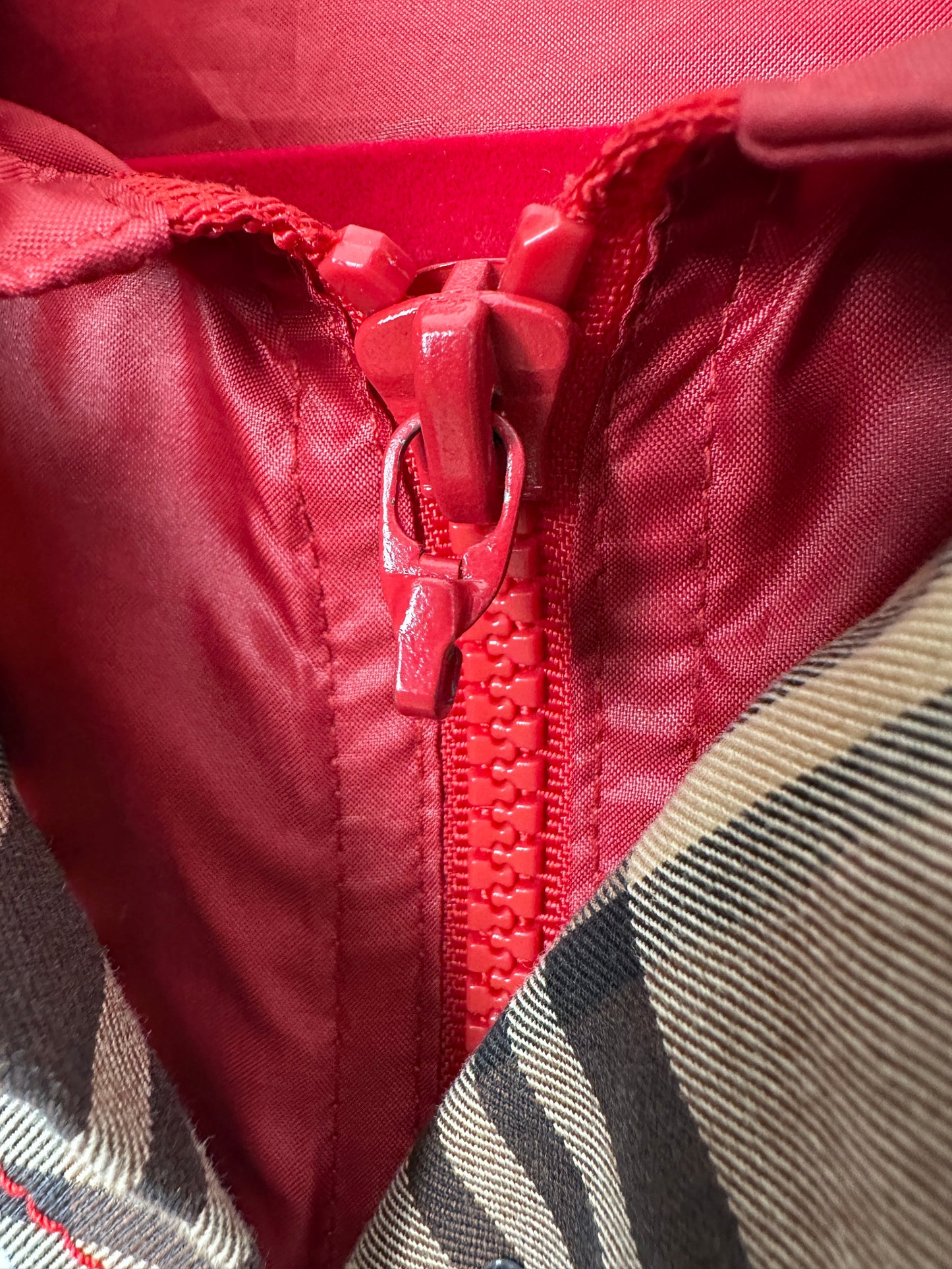 https://cdn.shopify.com/s/files/1/0900/2729/5066/files/Dior_red_zip.jpg?v=1769706144