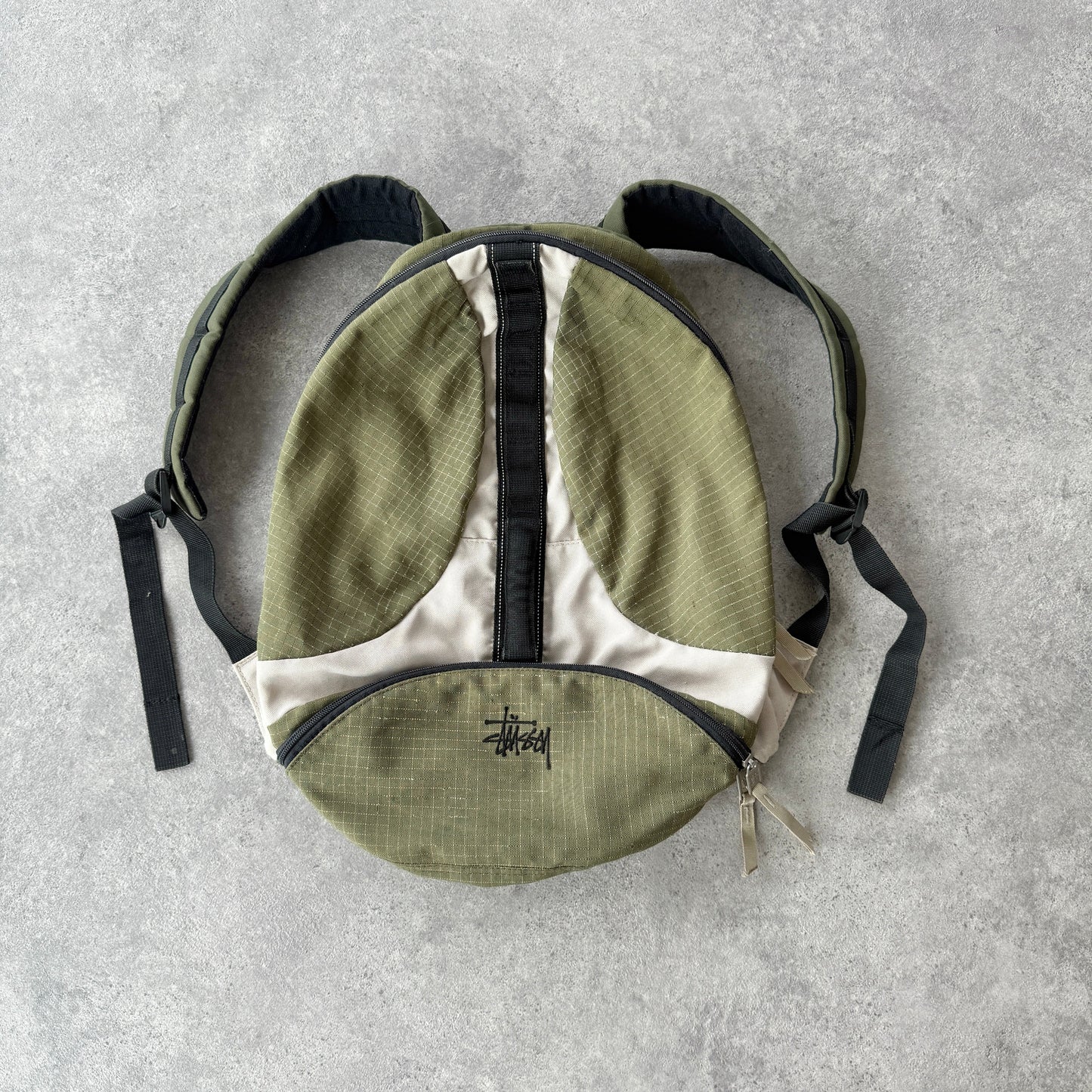 Stussy 1990s technical 35L backpack (19”x15”)