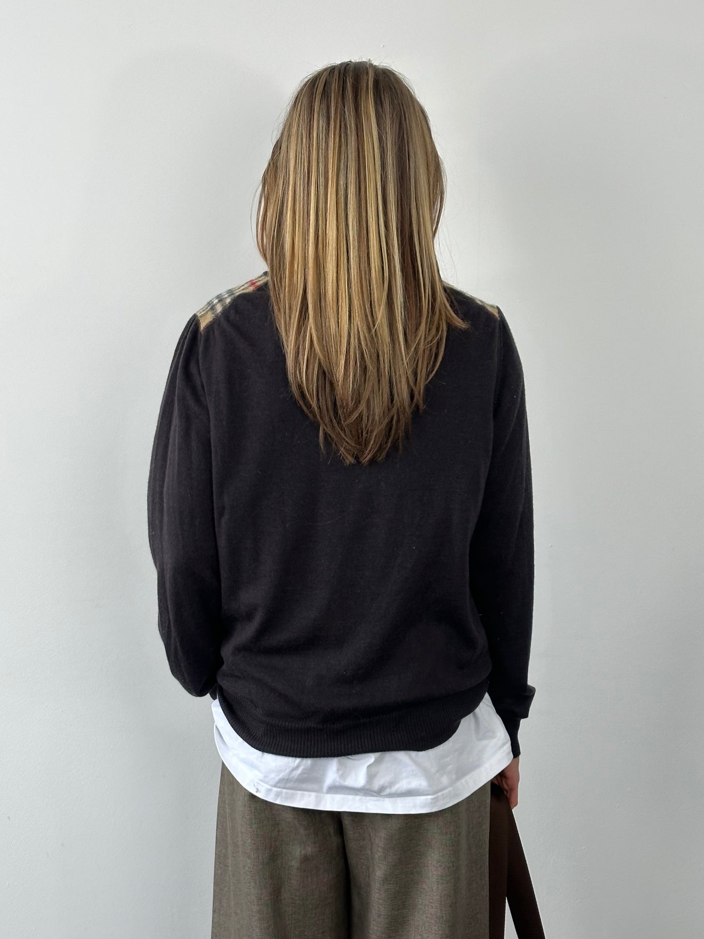 Burberry London wool knit jumper in size M, featuring a classic design with a textured pattern and ribbed cuffs.