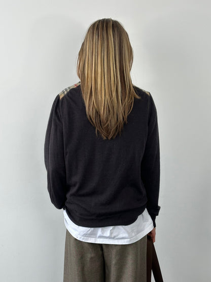Burberry London wool knit jumper in size M, featuring a classic design with a textured pattern and ribbed cuffs.