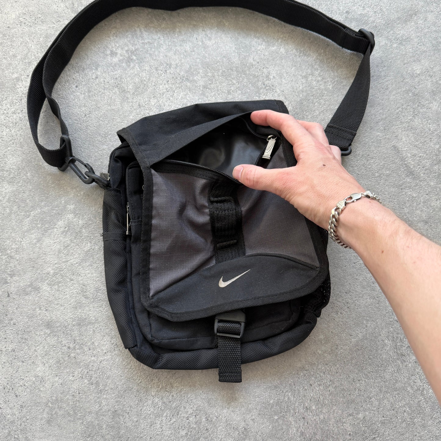 Nike 1990s cross body technical utility bag (11”x9”)