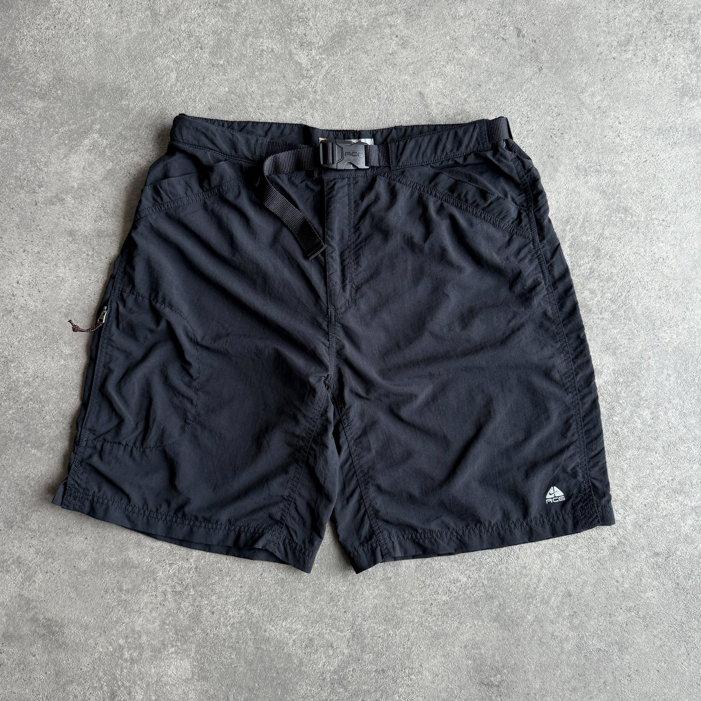 Nike ACG 1990s technical cargo shorts (L)