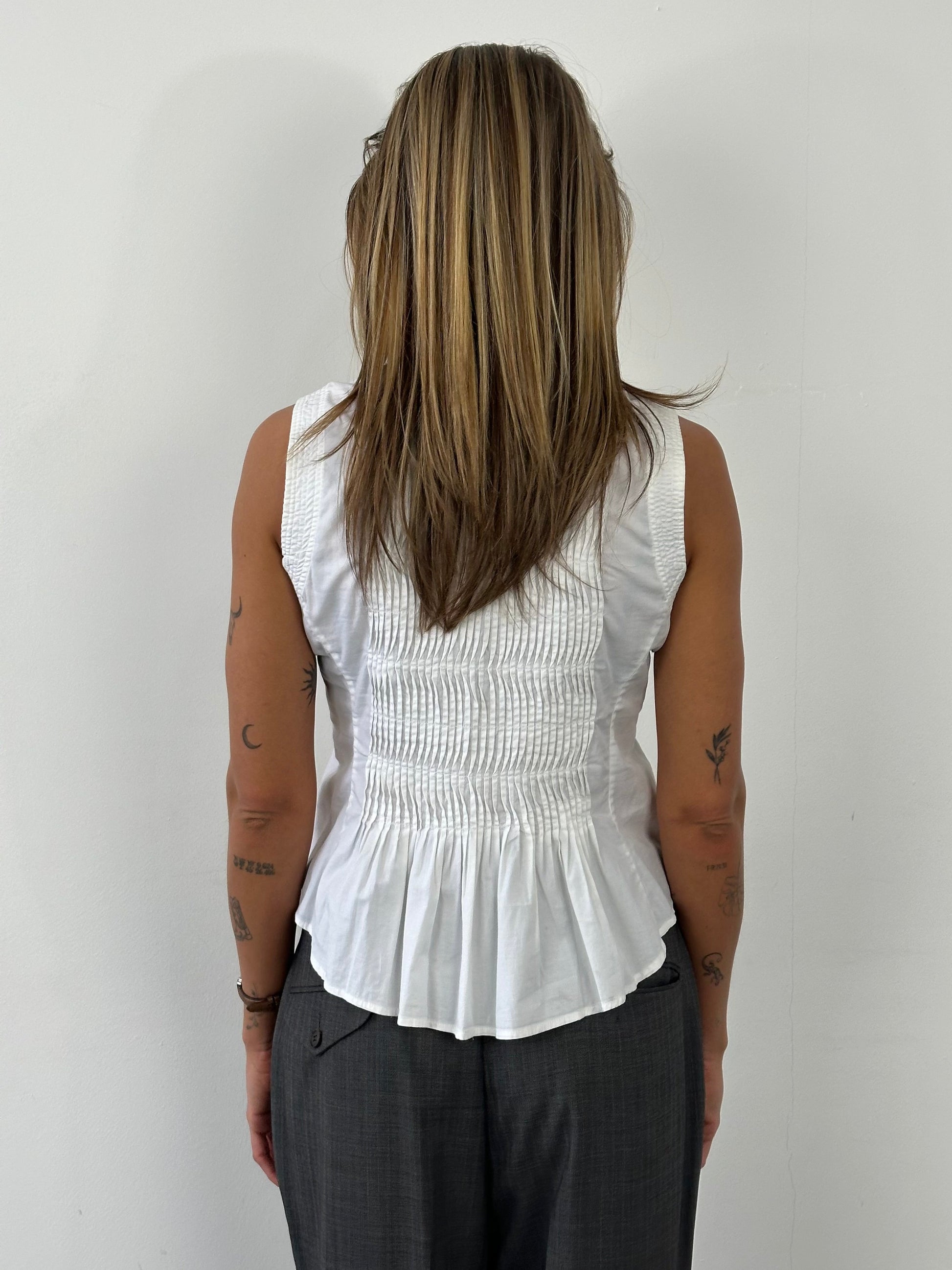 DKNY 2000s pleated sleeveless cotton top in size M, featuring a classic design and pleated fabric detail.