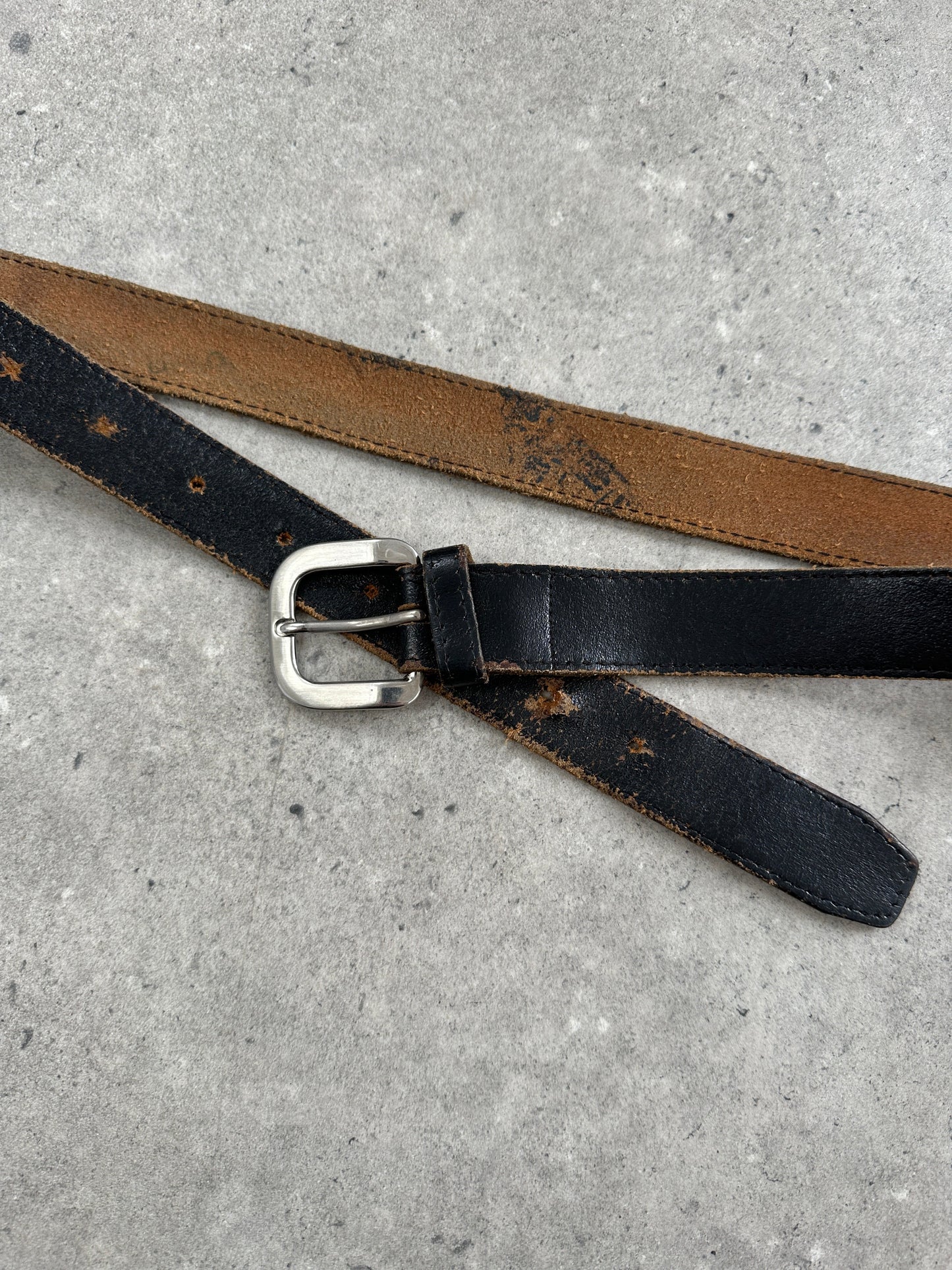 Vintage 1980s chrome distressed leather belt with metal buckle, size W30-38, showcasing rugged retro style.