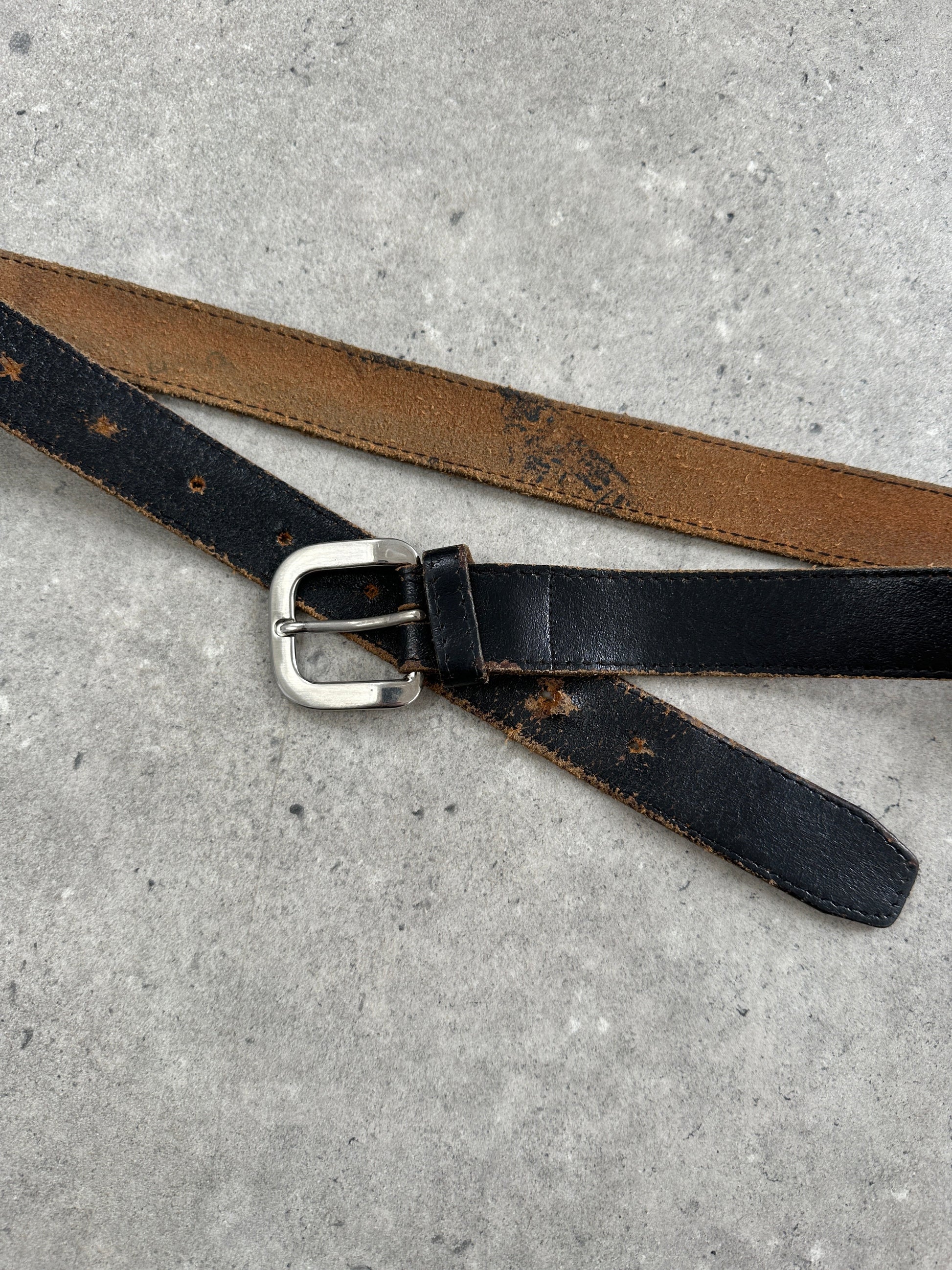 Vintage 1980s chrome distressed leather belt with metal buckle, size W30-38, showcasing rugged retro style.