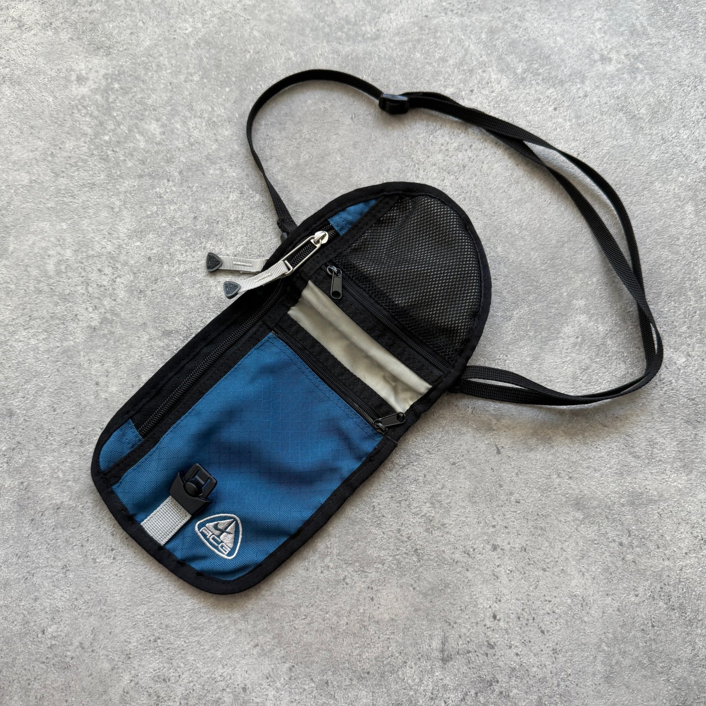Nike ACG 1990s cross body technical utility wallet/bag (7”x6”)