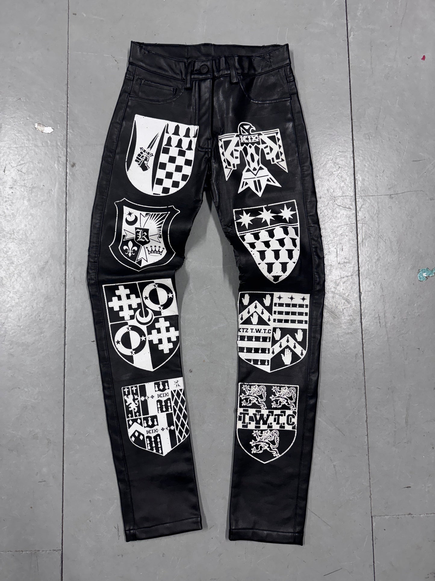 https://cdn.shopify.com/s/files/1/0909/3598/4473/files/EED4E2C2-225E-440B-9B4C-66EE30D48A3B.jpg?v=1767368973