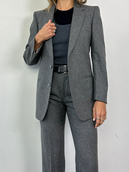 Vintage Italian vintage pure wool single-breasted suit in XS/W27, stylish and timeless, displayed on a neutral background.