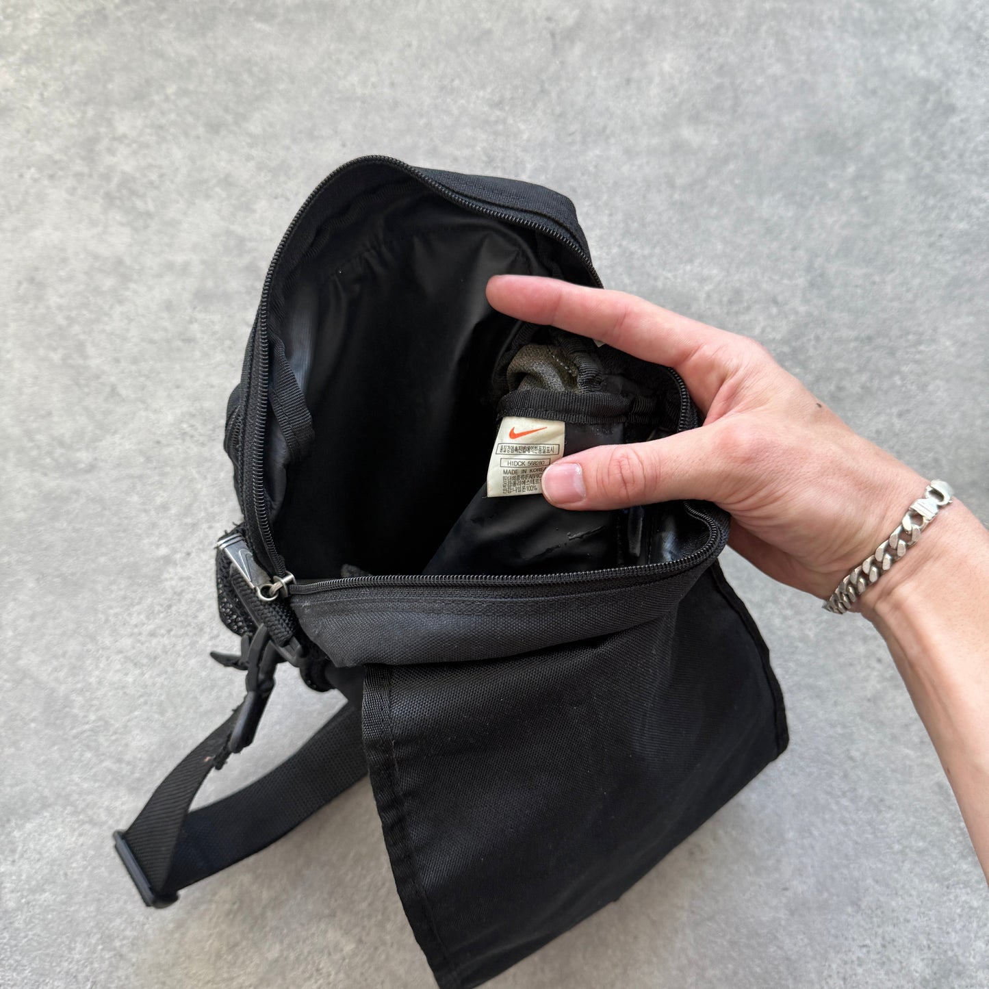 Nike 1990s cross body technical utility bag (11”x9”)