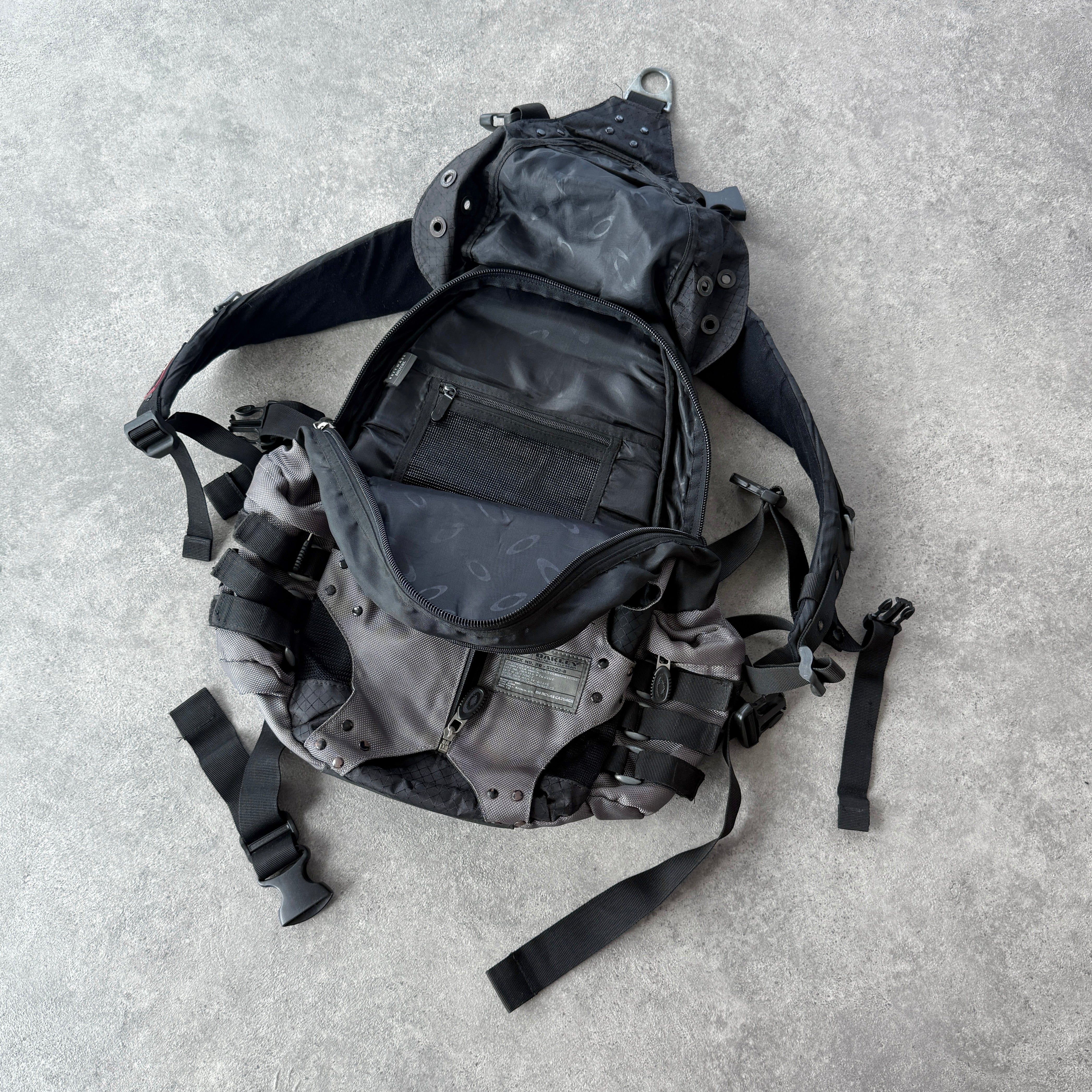 Oakley Software 2000s Icon technical utility backpack (22”x15
