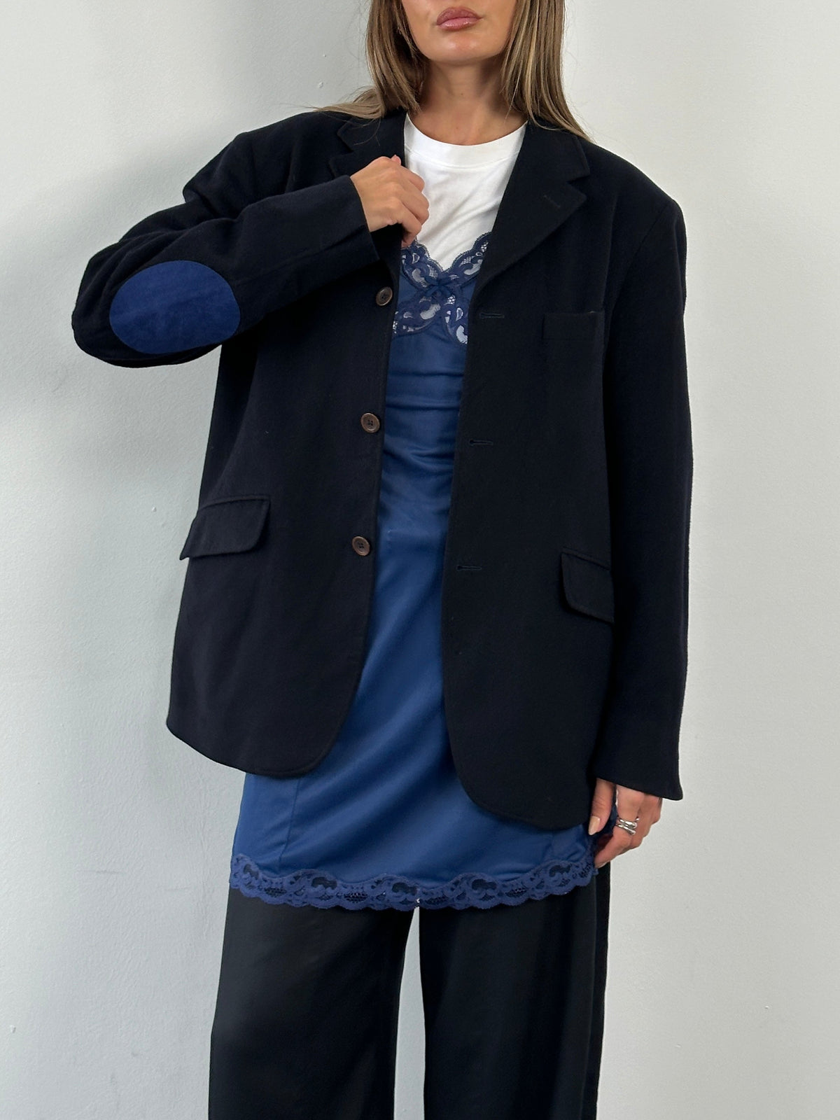 Vintage 1990s pure cashmere single-breasted blazer in size 42R/XL, classic tailored fit with a soft, luxurious texture.