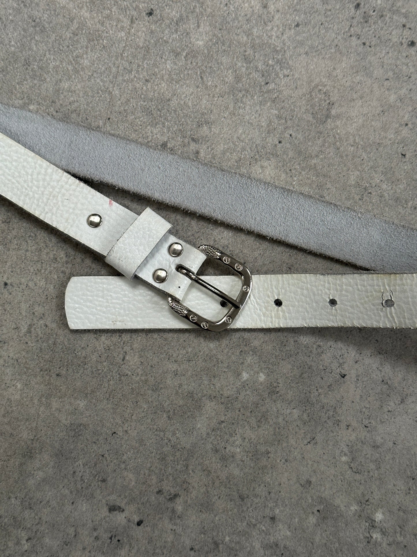 Vintage 1990s chrome leather belt with adjustable W24-30, featuring a classic buckle design and sleek vintage style.