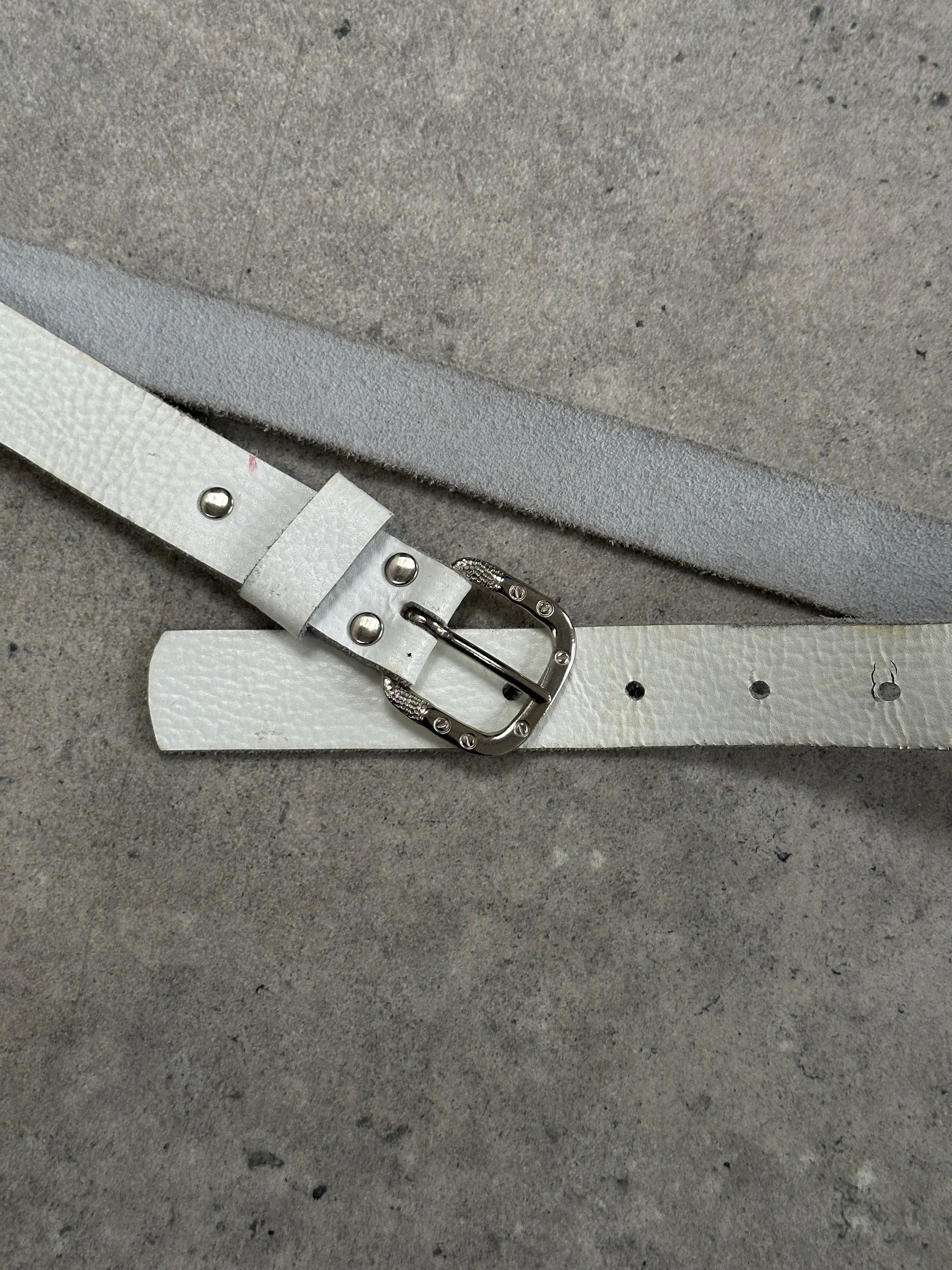 Vintage 1990s chrome leather belt with adjustable W24-30, featuring a classic buckle design and sleek vintage style.