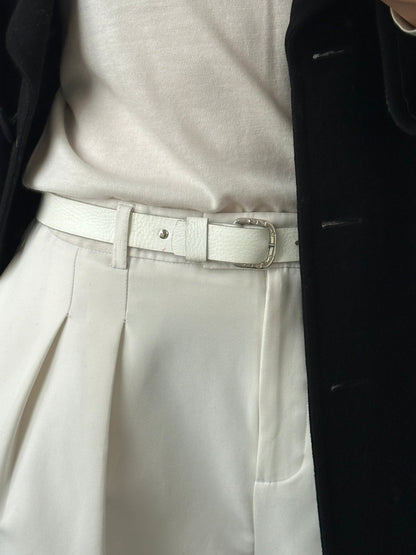 Vintage 1990s chrome leather belt with adjustable W24-30, featuring a sleek metal buckle and classic retro style.