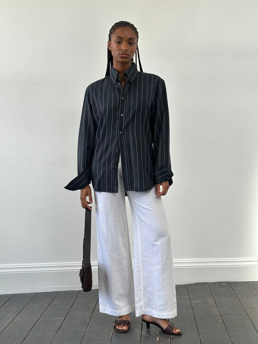 Vintage 1990s pure linen low waist wide leg trousers, size W24, showcasing relaxed fit and classic wide leg style.