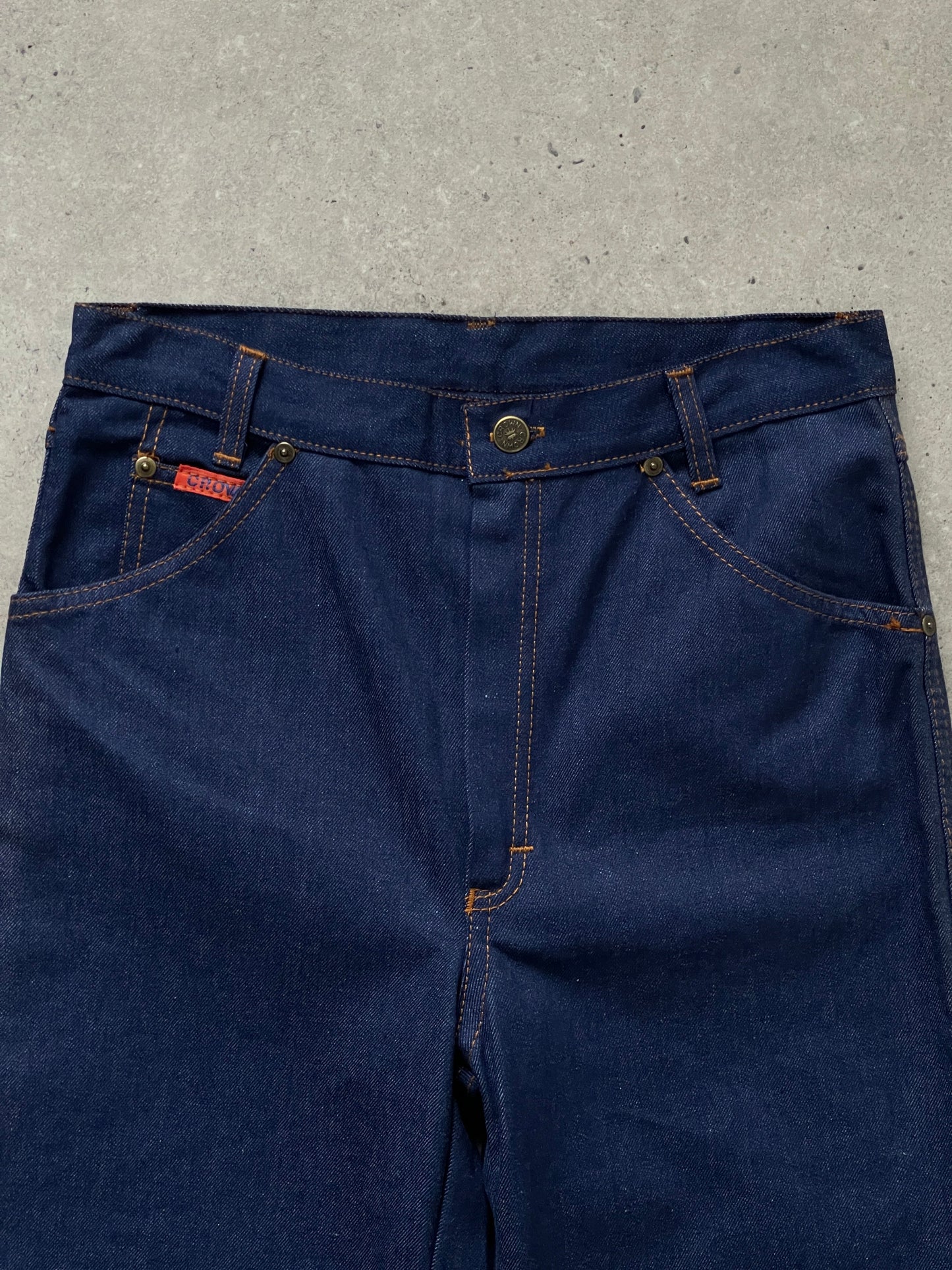 Vintage Italian 1990s high-waisted straight leg denim jeans, size W28, showcasing classic vintage style and light blue denim fabric.